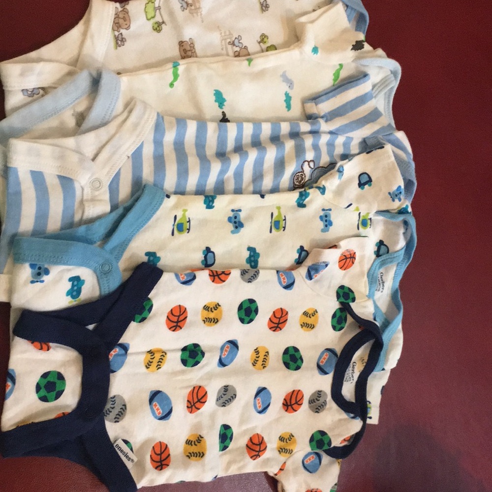 5 onesies. 4-Gerber& 1-Carters newborn onesie
